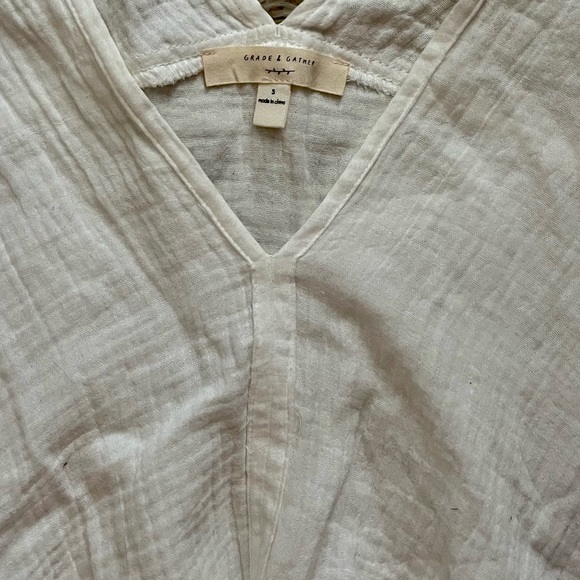 Small White V-Neck Top - Picture 2 of 5